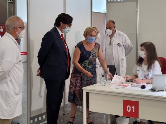 Barceló e Illa visitan el punto de vacunación masiva en las Artes y las Ciencias tres meses después