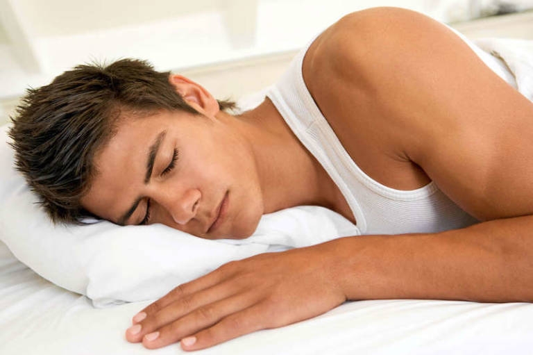 Los expertos recomiendan seguir rutinas para conciliar el sueño en noches tropicales