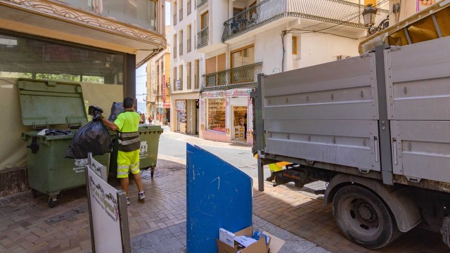 Benidorm prueba en la Plaza de la Constitución el sistema de contenedores de ‘quita y pon’

