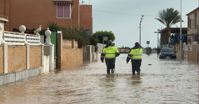Los vecinos de San Pedro protestan ante el Ayuntamiento por inundaciones y vertidos