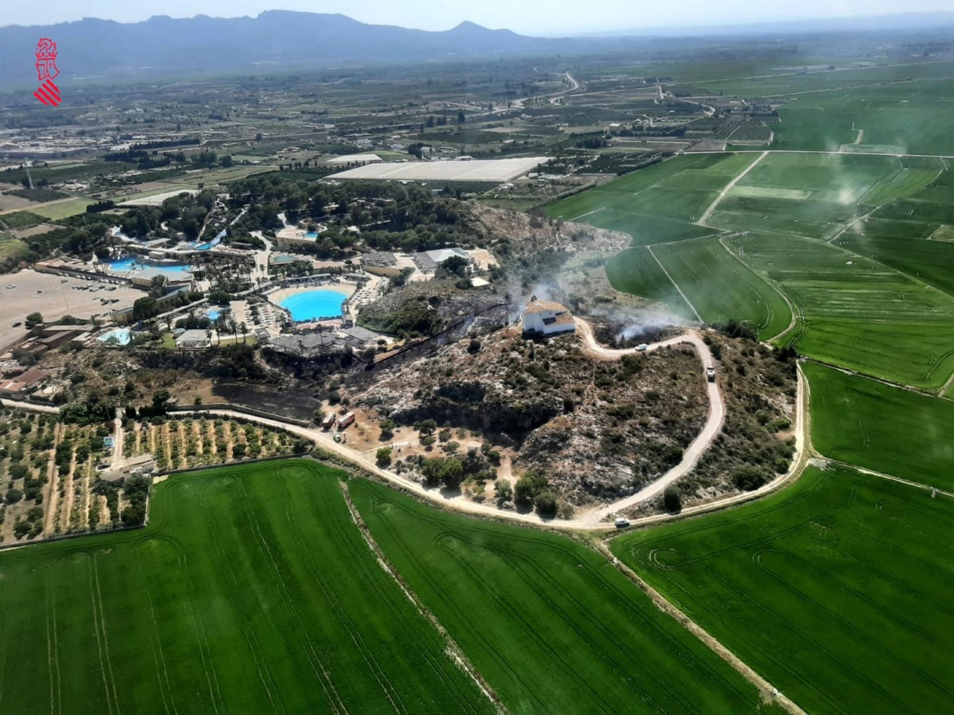 Extinguido el incendio que obligó a desalojar el Aquopolis de Cullera este sábado