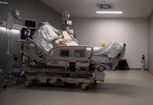 Los hombres tienen tasas mucho más altas de hospitalización y UCI que las mujeres