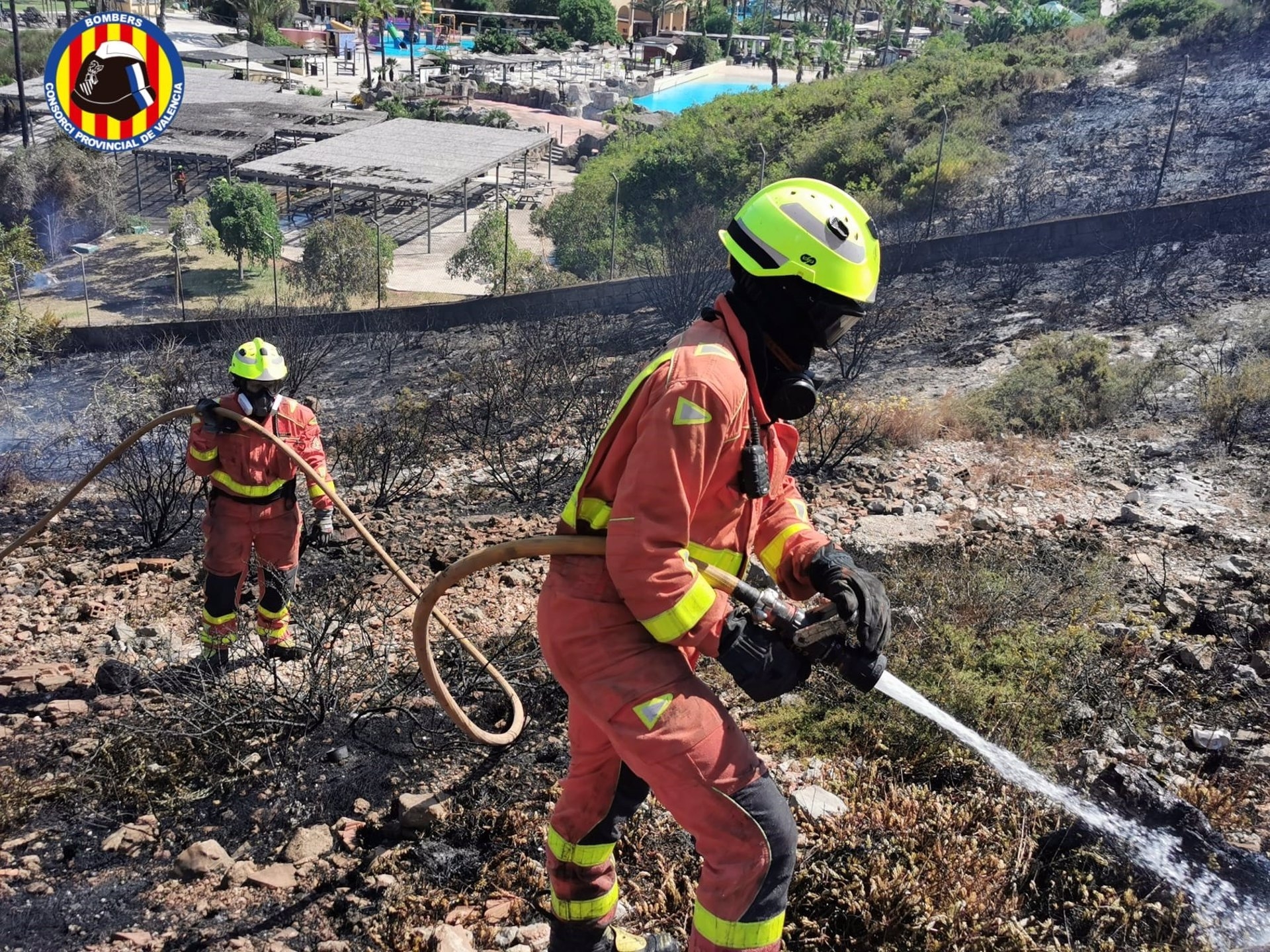 Desalojan Aquopolis en Cullera por un incendio forestal en una montaña cercana