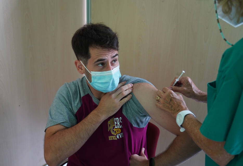 La Comunitat avanza la vacuna de jóvenes entre 20 y 29 años: empieza a citarlos la próxima semana
