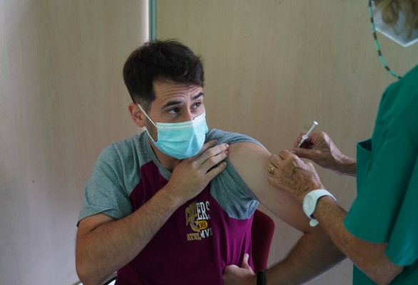La Comunidad Valenciana adelanta la vacuna de jóvenes de 20 a 29 años: empieza a citarlos la próxima semana