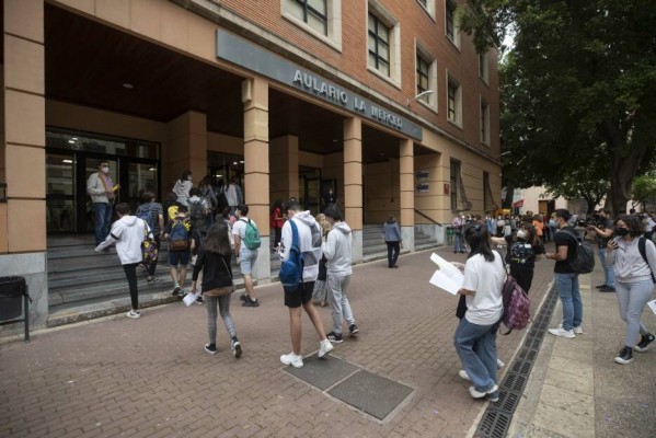 Los contagios se desbocan entre los veinteañeros murcianos: la incidencia supera los 700 casos