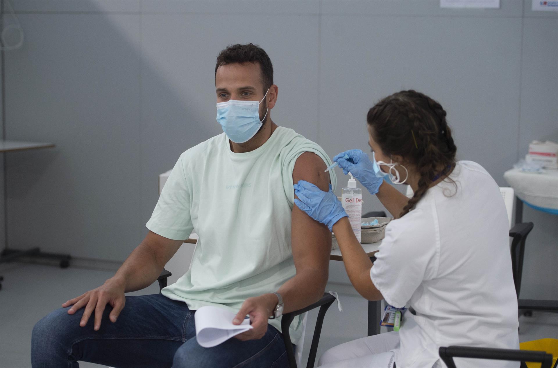 España roza la mitad de población vacunada con pauta completa, tras administrar 653.851 en las últimas 24 horas