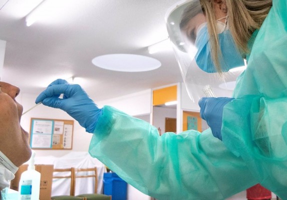  España notifica 31.060 casos nuevos de covid y 12 muertes, con la incidencia subiendo a 537