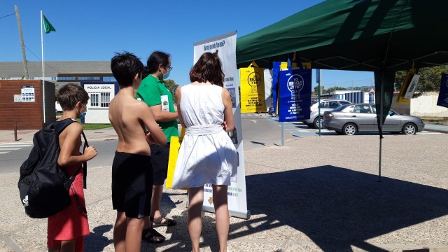 El equipo de educación ambiental de Castelló traslada a las playas las campañas sobre reciclaje