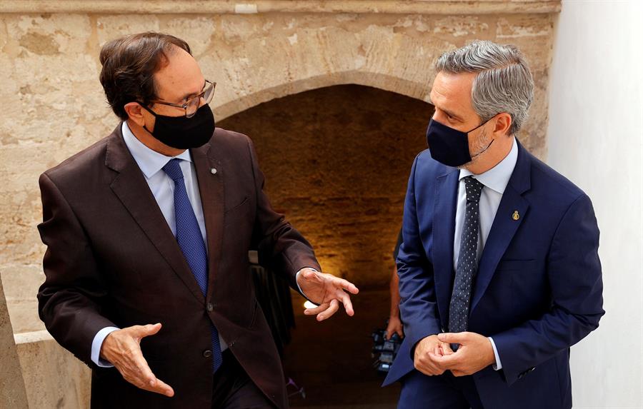 El conseller de Hacienda, Vicent Soler, con su homólogo andaluz, Juan Bravo. Foto: EFE/M. BRUQUE - 