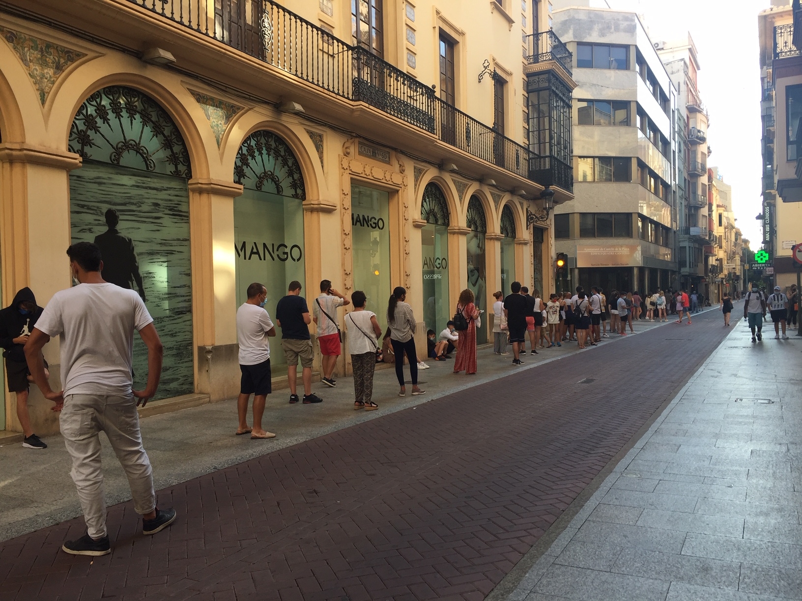Aspecto que ofrecía este viernes la calle Colón, en el centro de Castelló. - 