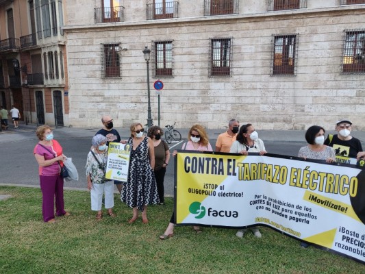 Los consumidores protestan en València por el 