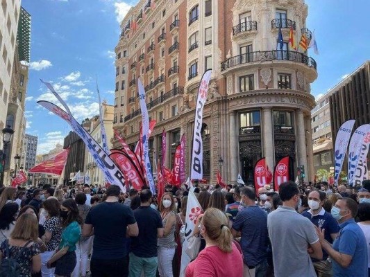 CaixaBank abre el plazo de adhesión al plan de salidas voluntarias pactado con los sindicatos