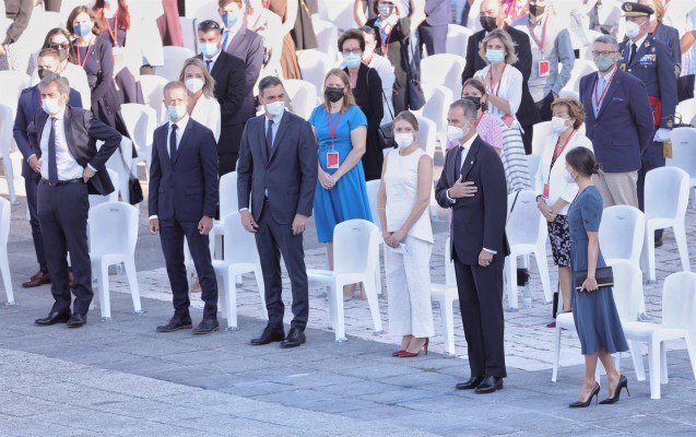 Emocionado tributo a los sanitarios fallecidos en el homenaje de Estado a todas las víctimas
