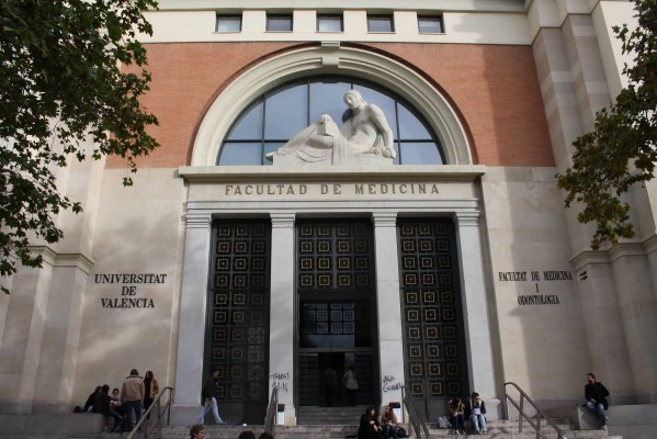 La Universitat de València contrata a 100 médicos para tutorizar a los alumnos de la privada