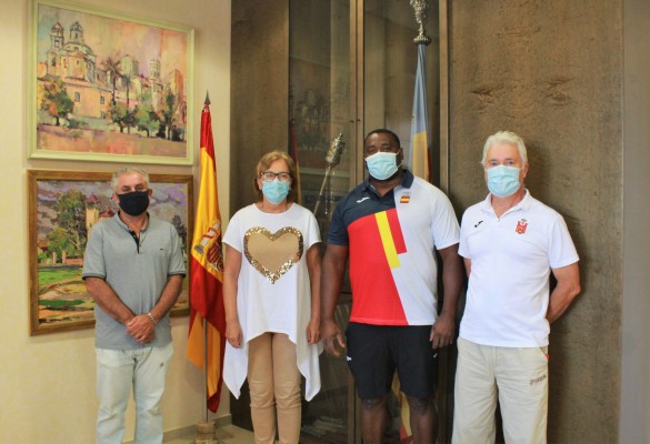 La alcaldesa de Borriana desea suerte al atleta Lois Maikel  tras confirmarse su presencia en los JJOO