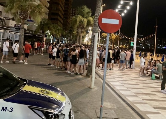 Cs pide más vigilancia y endurecer sanciones para evitar 'aglomeraciones' en Benidorm