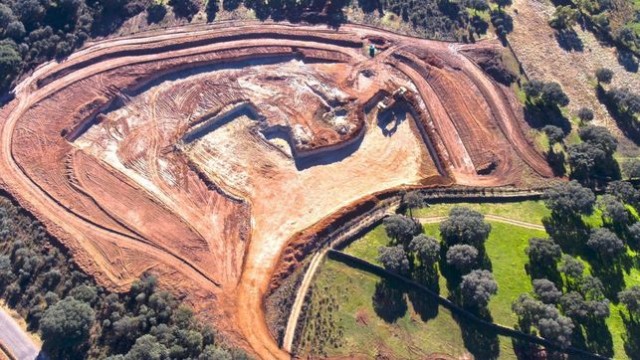 Berkeley Energía trata de sacar la cabeza en bolsa tras el varapalo del CSN