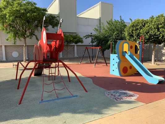 Las Torres refuerza la seguridad en el parque infantil Las Tres Brujas: más sombra y suelo acolchado