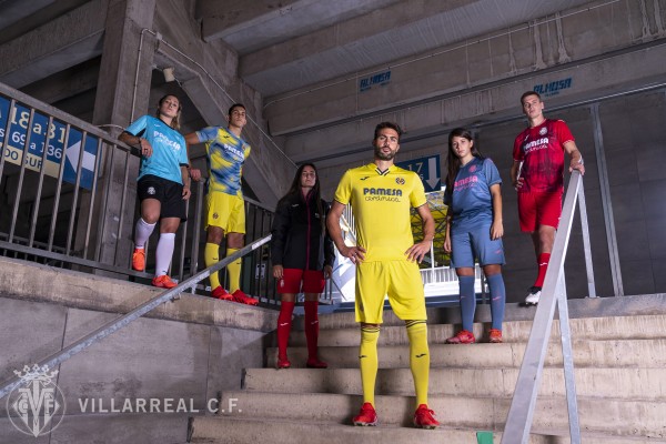 La segunda equipación roja, principal novedad del Villarreal 2021-22