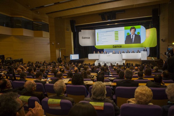 Se cumplió el guión: los accionistas de Bankia aprueban el dividendo y el 'contrasplit'