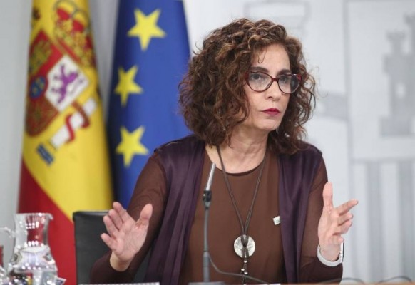 Montero confirma que el Gobierno aprobará el techo de gasto antes de que termine julio
