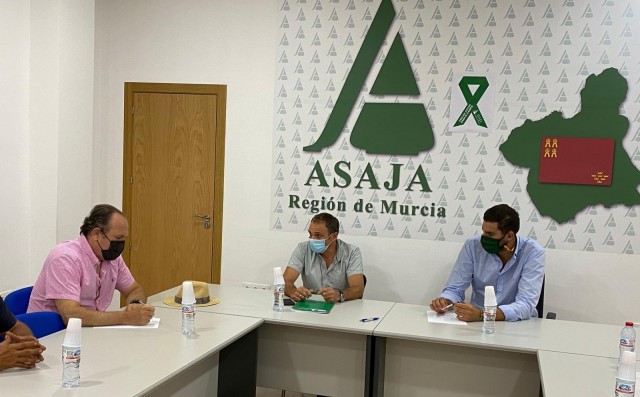 Vox promete a los agricultores que no apoyará a ningún Gobierno que no derogue la Ley del Mar Menor