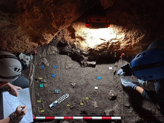 La segunda excavación en una cueva de Atzeneta permite recuperar evidencias de un ritual funerario