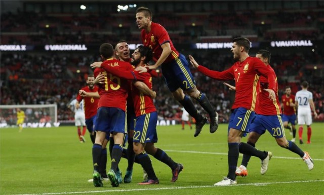 España agarra el liderato con fuerza y goles