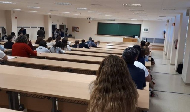 Educación publicará a partir de ahora los temarios de oposiciones docentes en valenciano y castellano 