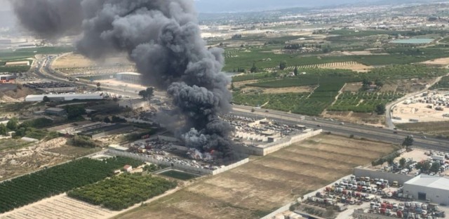 Alarma por el incendio declarado en el interior de un desguace en Molina de Segura