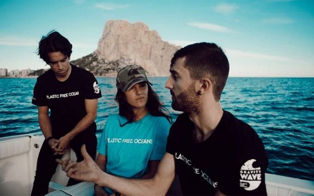 Calp premia a Amaya y Julen Rodríguez por crear la startup que recoge plásticos del mar y crea mobiliario

