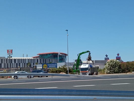 Retiran la chatarra del antiguo peaje de Ondara año y medio después de liberalizar la AP-7

