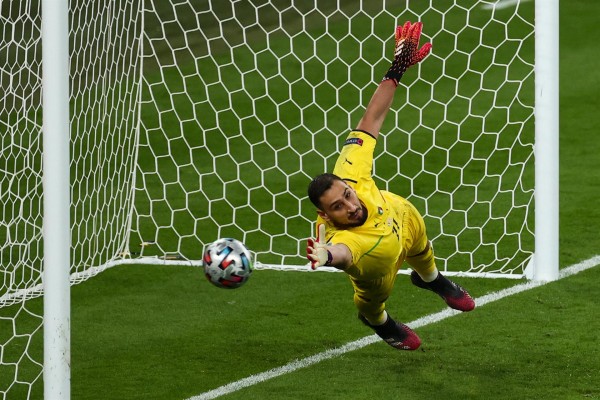 Italia encuentra la gloria en los penaltis