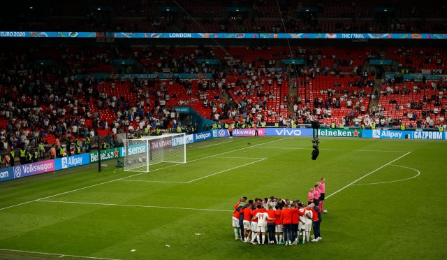 Wembley prolonga el maleficio del anfitrión