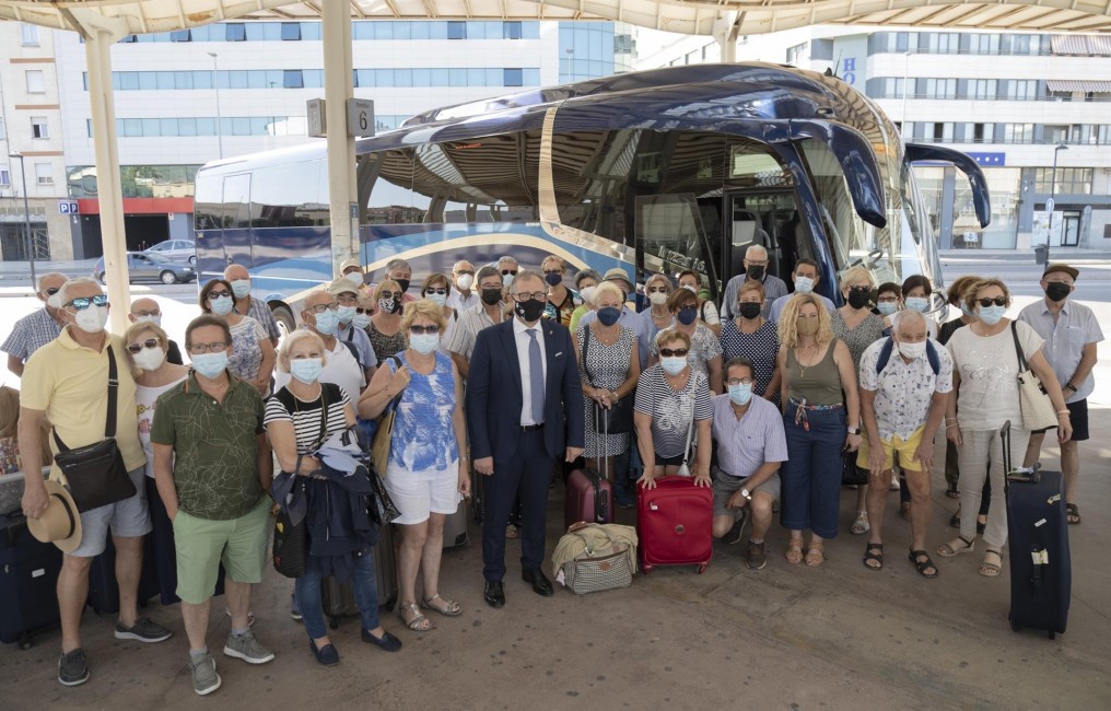 El presidente provincial, José Martí, y la diputada de Turismo, Virginia Martí, posan junto a algunos de los viajeros que partían desde la estación de Castelló. - 