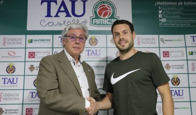 El doble contrato del base del TAU Joan Forner: firma su renovación el día de su boda en Castelló