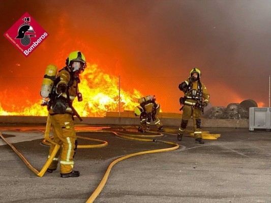 Un incendio quema una fábrica de cauchos en el polígono Canastell de San Vicente del Raspeig