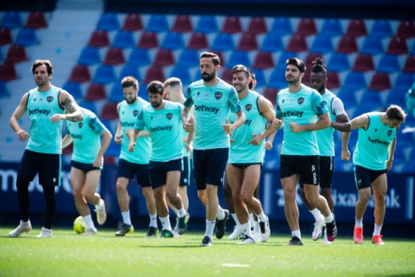 Paco López arranca con exceso de equipaje, sobre todo, en el centro del campo