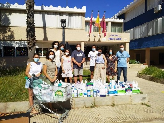 La campaña 'Píntale un bigote al niño' recauda casi 3.600 litros de leche para el Banco de Alimentos