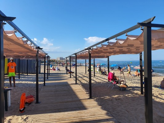 Las playas accesibles de Oropesa del Mar cuentan este verano con
personal específico y más espacio