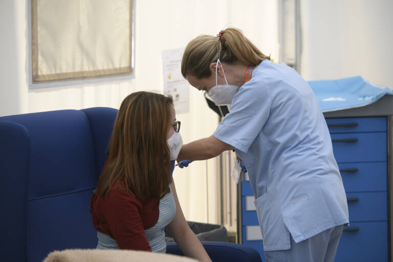 Sanidad administrará más de 129.000 dosis de la vacuna contra la covid a personas de 39 a 30 años 