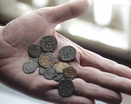 Hacienda descubre un tesorillo de 12 monedas del siglo XIV en la excavación de la sede de Micalet
