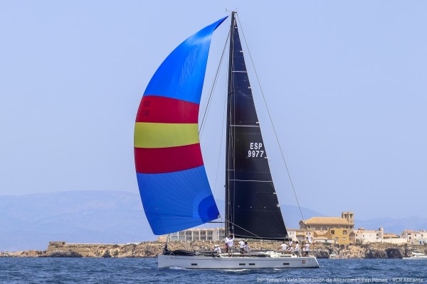 Pez de Abril y Elite Sails más cerca del Tabarca Vela Diputación de Alicante
