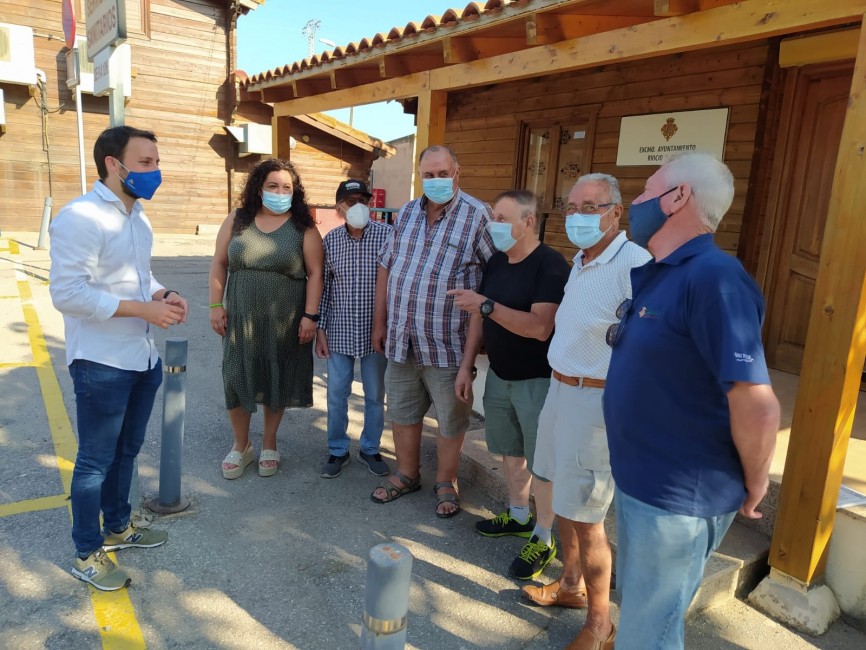 Sergio Toledo (PP), junto a representantes vecinales y el consultorio de la Marjaleria, que sigue cerrado. - 