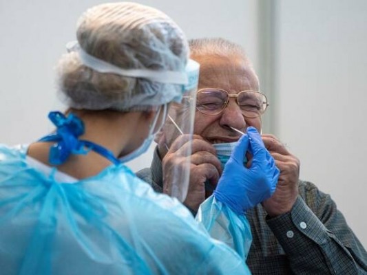 Fuera de control: uno de cada diez test en la Comunitat da positivo por covid