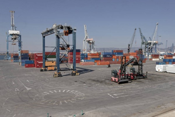 Los transportistas de PortCastelló mantienen su huelga, que dejará sin tramitar 250 contenedores al día