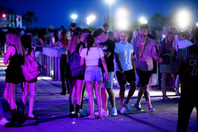 El botellón con más de 4 personas será sancionado con multas de hasta 30.000 euros