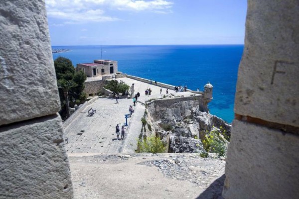 Alicante presenta el programa 'Verano mágico' en el Castillo de Santa Bárbara

