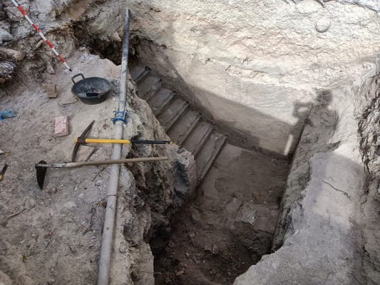 Las excavaciones sacan a la luz la entrada del refugio antiaéreo de la plaza de Baix de Petrer